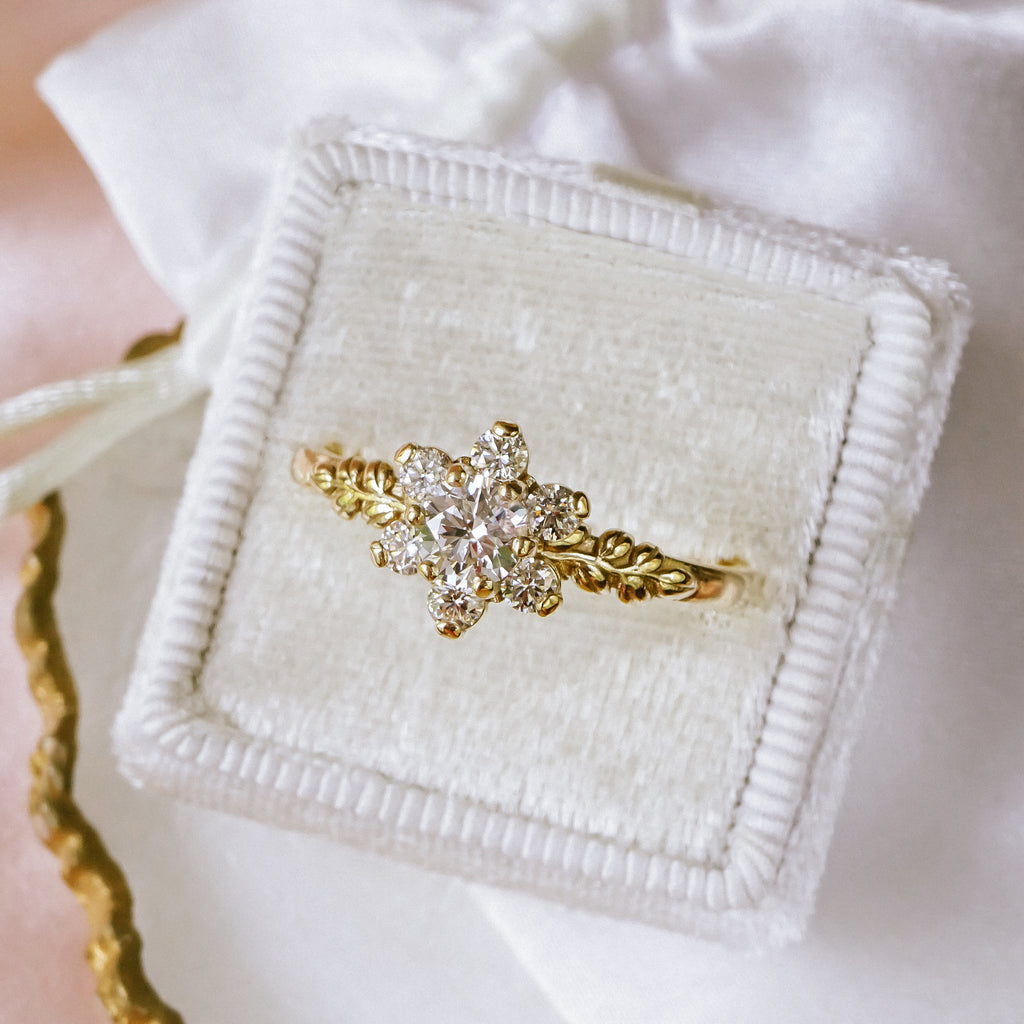 Vintage Princess Flower Diamond Cluster Engagement ring in a box in 9ct / 14ct/ 18ct Gold - Rings  - Bijoux de Chagall